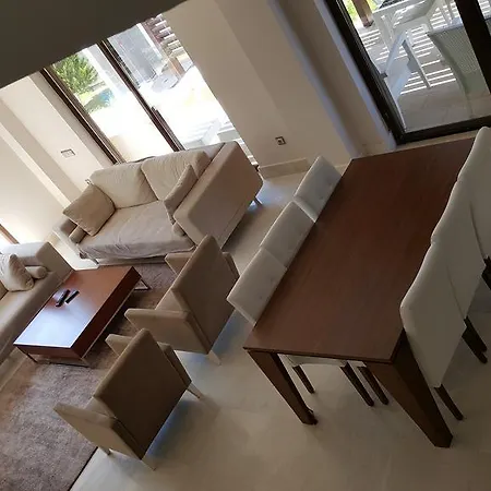 Larissa Villalari Villa *