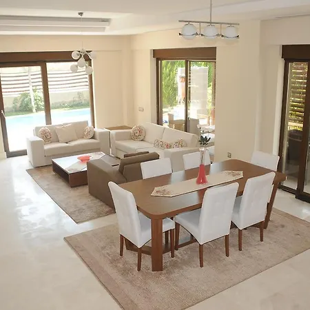 Larissa Villalari Villa